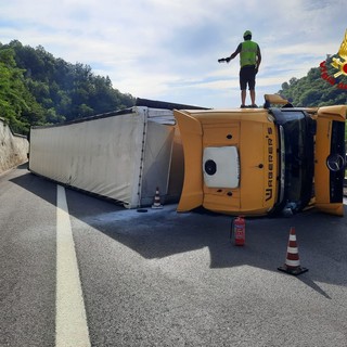 Camion ribaltato in autostrada: riaperta l'A6 tra Millesimo e Ceva