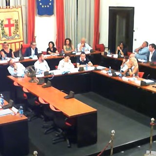 Albenga, Consiglio comunale senza intesa: la minoranza abbandona la seduta sulle modifiche al Regolamento