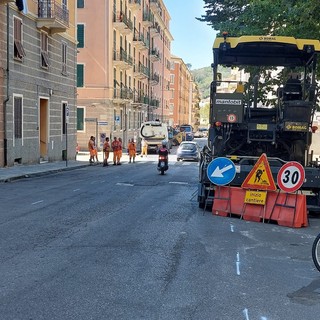 Si inclina una macchina per rifare l'asfalto, momenti concitati a Savona: vigili del fuoco sul posto