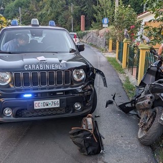 Sospetti in fuga su uno scooter causano incidente con i Carabinieri di Altare: uno è fuggito, l’altro denunciato