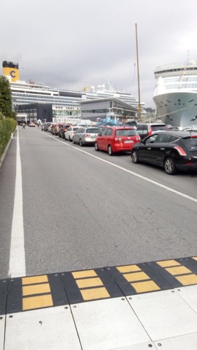 Savona, code al Palacrociere, rabbia dei viaggiatori per paura che la Costa salpi senza aspettarli