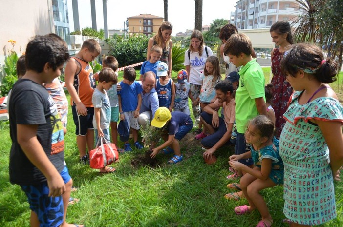 Andora, i bambini del Campo Solare hanno piantumato due alberelli d'ulivo nel giardino del municipio