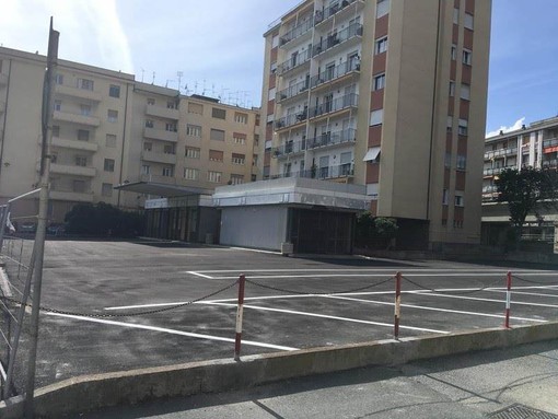 Savona, cambia look l'ex distributore Eni di Corso Vittorio Veneto: spazio ad un bar-caffetteria e parcheggi