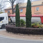 Guasto ad un camion nella rotonda di Corso Mazzini ad Albisola: traffico in tilt