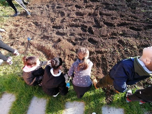 Gli studenti dell’Agrario insegnano la semina agli alunni della scuola di Campochiesa d’Albenga