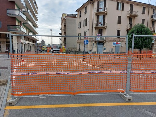 Cantiere di Legino, posizionata la segnaletica orizzontale e verticale: al lavoro la polizia locale e la ditta incaricata (FOTO)