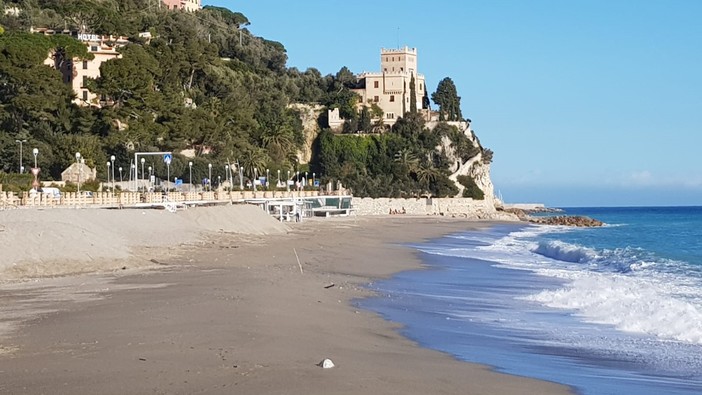 Finale, spiagge aperte ma solo per passeggiate e sport