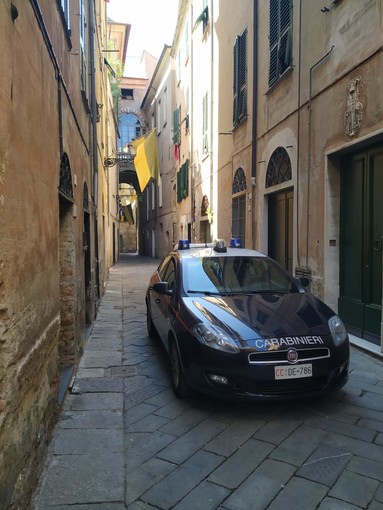 Albenga, fornitore di droga arrestato dai carabinieri: era ai domiciliari in un'abitazione in via Roma