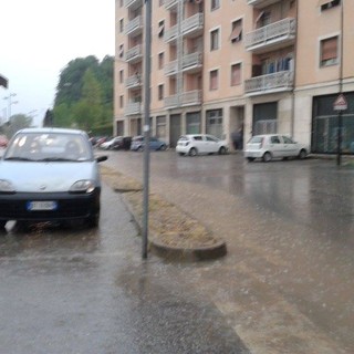 Maltempo in Provincia di Savona, strade e tombini allagati