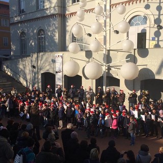 I bimbi delle elementari di Cairo celebrano il Natale