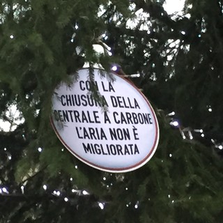 Savona, i grillini appendono sull’albero le “palle di Natale della giunta Berruti”