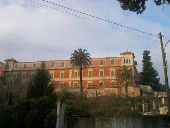 Danneggiamenti all'interno dell'ex convento a San Fedele d'Albenga, intervento dei carabinieri