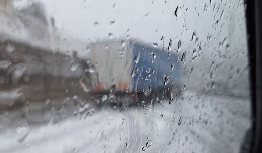 Roccavignale, ecco la neve e i disagi alla viabilità: un tir bloccato e non solo (FOTO)