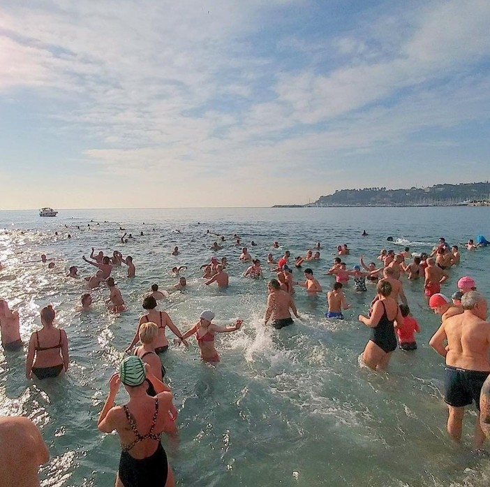 Varazze inizia il 2024 con il cimento invernale e lo spettacolo di fuochi d'artificio