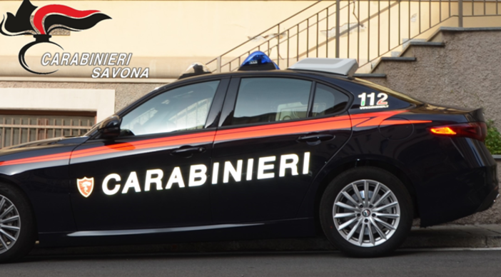 Varazze, sorpresi in casa a rubare orologi e vestiti: i carabinieri arrestano due giovani