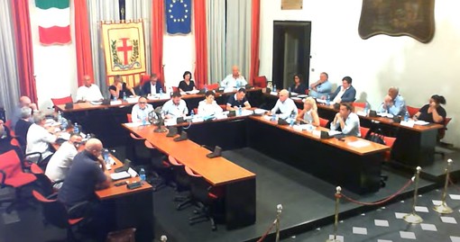 Albenga, le tariffe Tari 2024 aumentano del 2%: in Consiglio il voto favorevole arriva solo dalla maggioranza