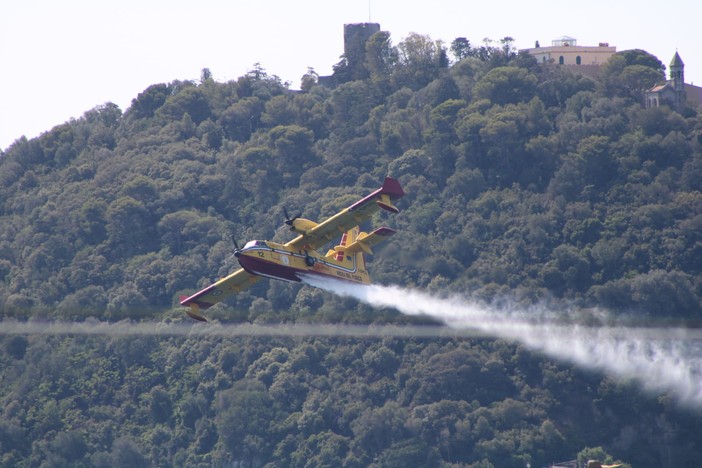 Fiamme nei boschi di Arnasco non ancora domate: le operazioni di spegnimento andranno avanti in giornata