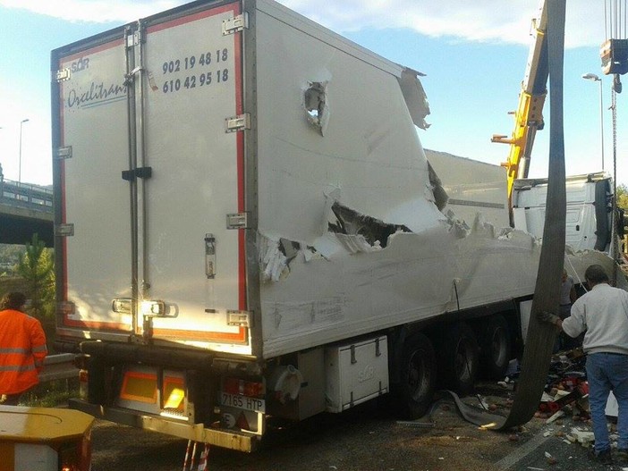 Villanova d'Albenga: in atto le operazioni per la rimozione del camion sulla rampa dell'aurelia bis