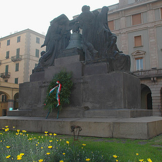 Savona: commemorazione dei defunti con corone sui monumenti e in mare