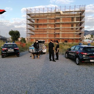 Ceriale, tenta di sfuggire ai controlli all'interno di &quot;Area T1&quot; gettandosi in mare e rischia l'ipotermia