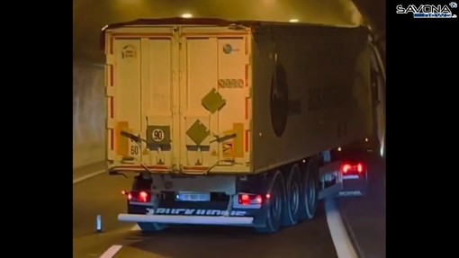 Autista accusa un malore alla guida, camion a zigzag in autostrada (VIDEO)