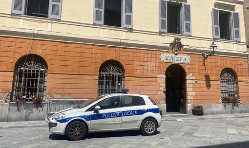 Albenga, stop alla vendita di alcolici da asporto dalle 21: nuova ordinanza del sindaco Tomatis