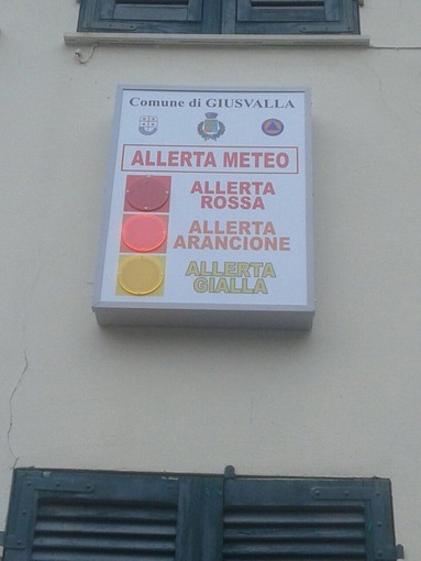 Giusvalla, installato sulla facciata del Comune un pannello informativo di allerta meteo