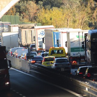 Scontro camion-auto sulla A10: traffico in tilt tra Savona e Albisola