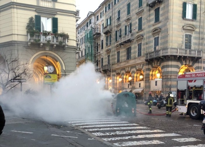 Savona, cassonetto in fiamme in via Paleocapa: intervento dei vigili del fuoco