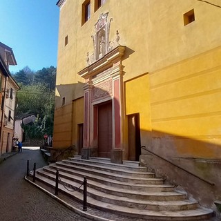 Mallare, volontari riposizionano i marmi della scalinata della chiesa San Nicola