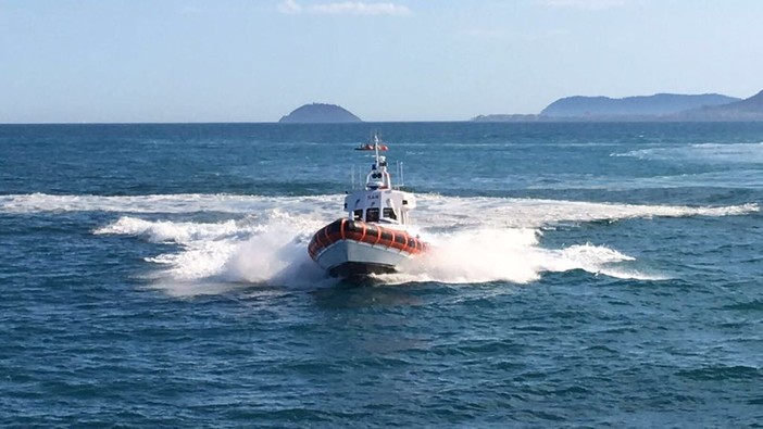 Natante in avaria al largo di Varazze: soccorso