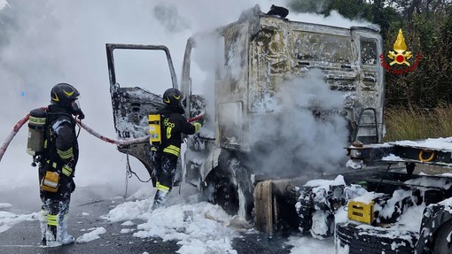 A10, camion prende fuoco poco prima del casello di Varazze: traffico in tilt