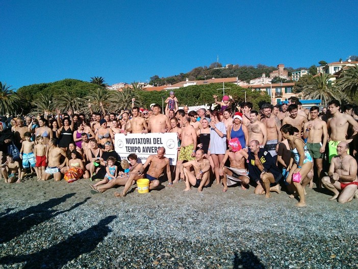 Tra i 213 cimentisti anche il sindaco di Finale Ligure al Cimento della befana (FOTO E VIDEO)