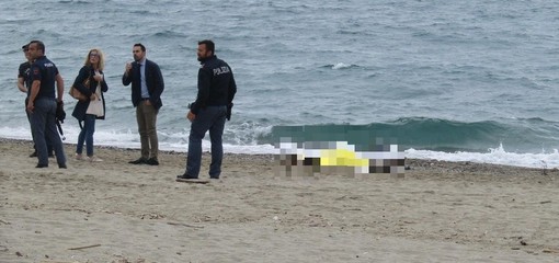 Cadavere sulla spiaggia di Savona, identificato l'uomo: è un 50enne senza fissa dimora