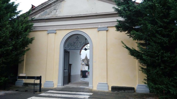 Restaurata l'entrata storica del cimitero di Cairo Montenotte