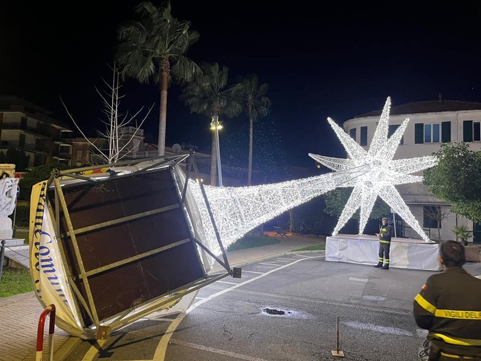 Il forte vento sferza Borghetto: danneggiata la stella cometa di Piazza Caduti