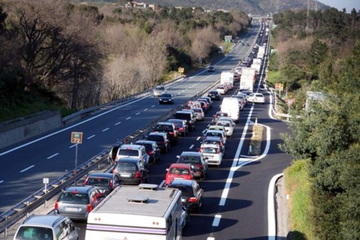 Incidente frontale sulla A10 all'altezza di Villanova d'Albenga. Due feriti e disagi al traffico