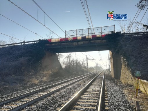 Lavori sulla linea ferroviaria Torino-Savona: saranno sostituiti i cavalcaferrovia a Trinità e Magliano Alpi