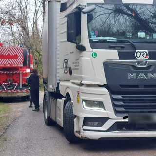 Camion intraversato a Bergeggi: vigili del fuoco mobilitati (FOTO)