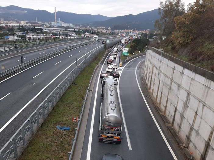 Camion perde il carico: casello A10 di Savona chiuso in direzione Francia