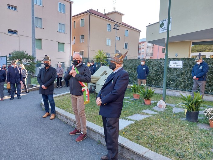 Albisola, davanti alla sede degli alpini intitolato un largo al Milite Ignoto (FOTO e VIDEO)