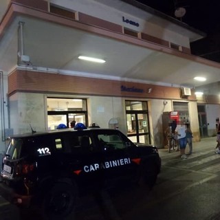 Accoltellamento alla stazione di Loano: l'aggressore era fuggito in treno, arrestato in Piemonte