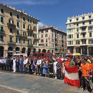 Savona si unisce al cordoglio in piazza Mameli in onore delle vittime del ponte Morandi (FOTO e VIDEO)