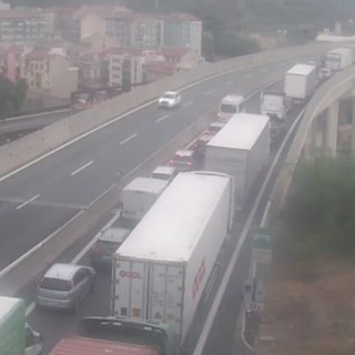 Incidente in A10 all'altezza di Albisola: traffico in tilt su autostrada e Aurelia