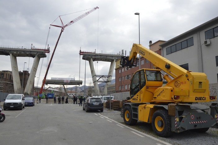 Ponte Morandi: quasi a terra la trave tampone del moncone ovest (FOTO e VIDEO)