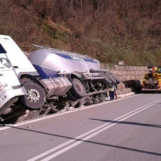 Si è conclusa positivamente la vicenda del camion &quot;ribaltato&quot; ad Altare