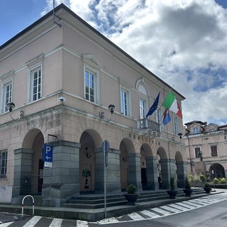 Carcare, approvata variazione di bilancio, fondi per l'acquedotto a Negreppie e il parco giochi in piazza Caravadossi