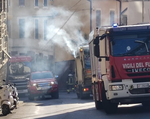 Savona, camion della nettezza urbana prende fuoco: vigili del fuoco mobilitati