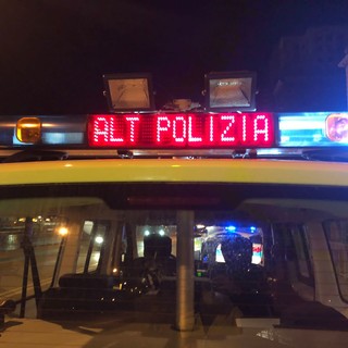 Nascondono la targa della moto rubata con una mascherina e fuggono all'alt della polizia dopo un inseguimento