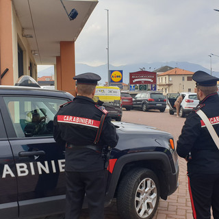 Palpeggia una donna e tenta un furto dopo essere stato dimesso: un 32enne arrestato dai carabinieri al Santa Corona